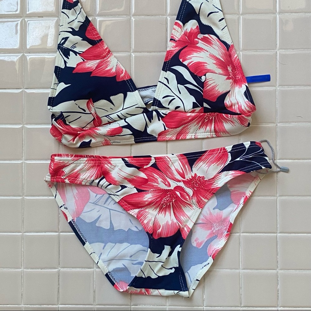 Never worn Prestige halter Bikjni set Size Small